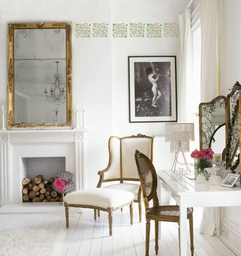 Ornament z róż pod sufitem jest stylowym wykonczeniem kobiecego buduaru.