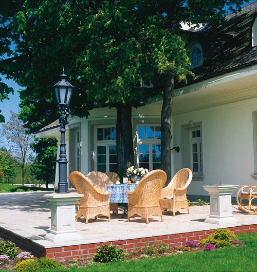 Rodzina najchętniej przesiaduje na tarasie na tyłach domu. Ocienia go, niczym wielki parasol, stary wiąz.