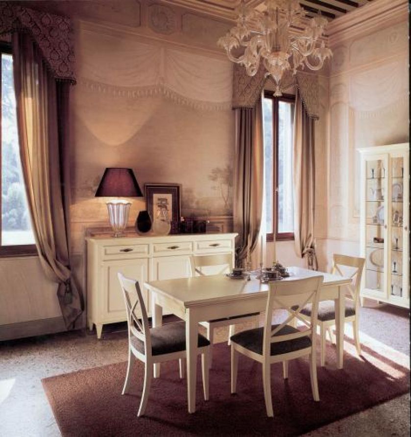 Trochę romantyzmu nie zaszkodzi. Kolekcja Glamour z drewna orzecha: stół - 7500 zł, krzesło - 1580 zł, kredens -