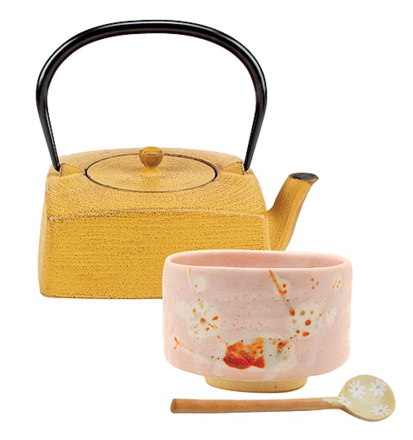 Dzbanek żeliwny i ceramika japońska: czarka matchawan takumi shino, 142 zł łyżeczka hana, 12 zł. nagomi.pl