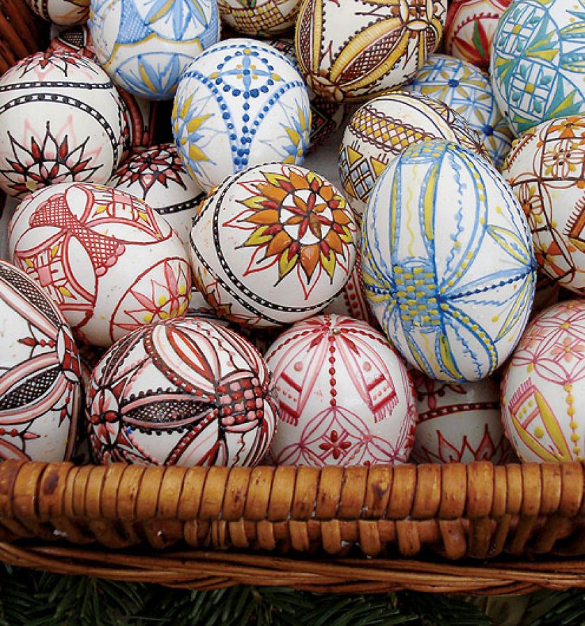Historia pisanek sięga zamierzchłych czasów. Dziś wykonują je nie tylko gospodynie, ale i wielcy artyści,