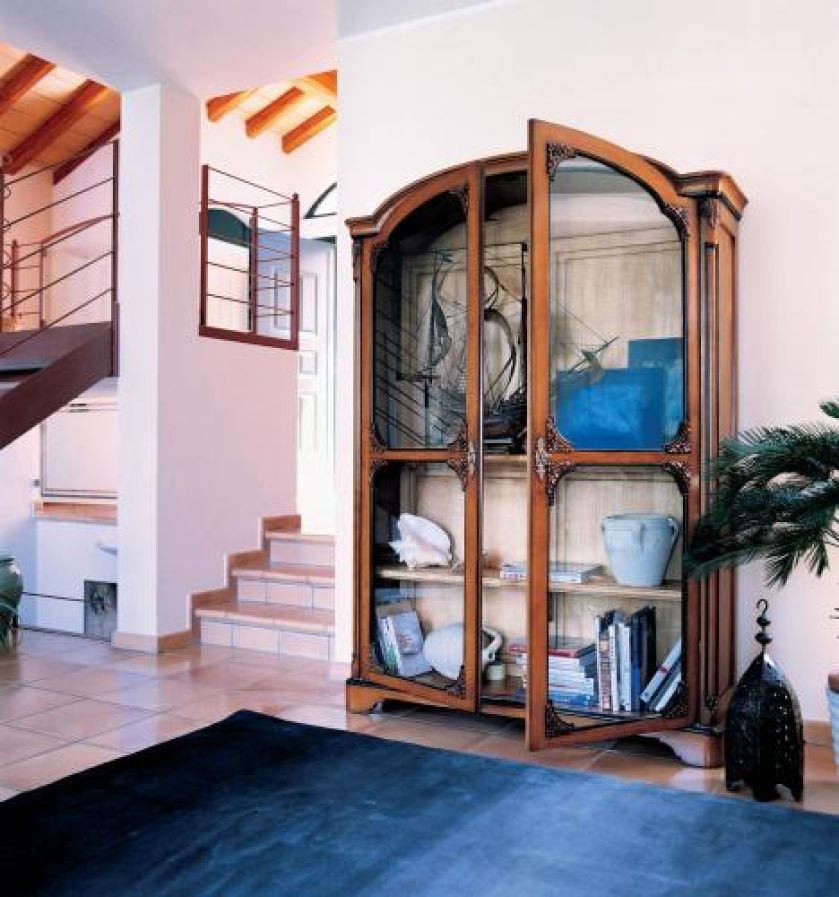 Witryna w stylu Ludwika XV fornirowana drewnem czereśniowym i ręcznie woskowana. Cena 35 300 zł. SELVA