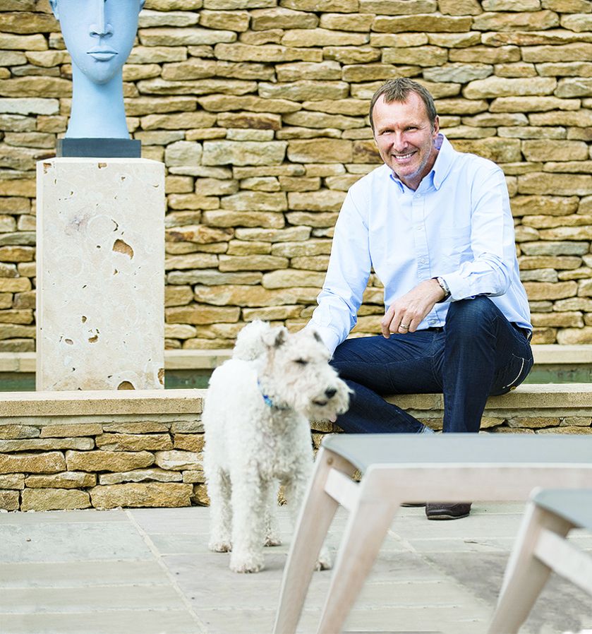 David Carden z foksterierem Brillo. Rezydencja w stajni