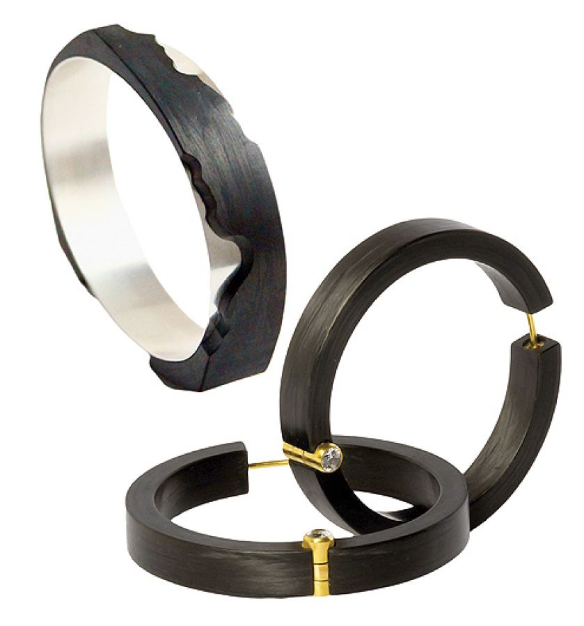 Biżuteria z włókna węglowego, projekt i wykonanie Lu Pin.