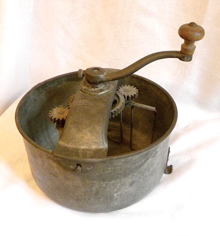 Ręczny, metalowy, z I poł. XX w., Muzeum Sprzętu Gospodarstwa Domowego w Ziębicach