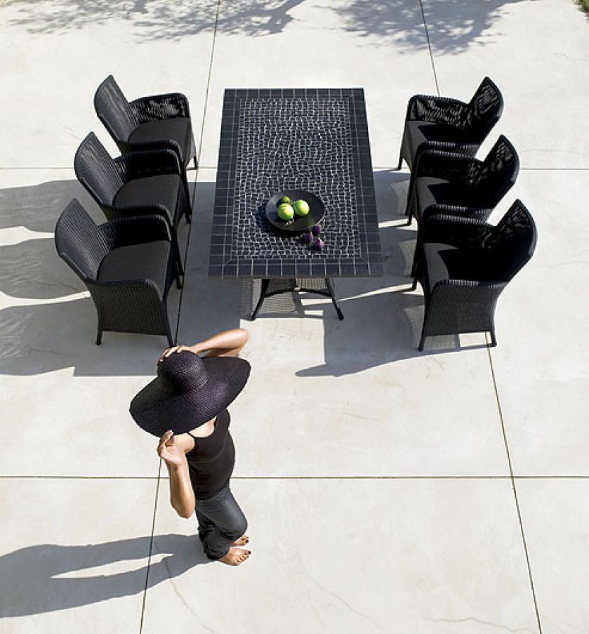 Stół Lansing z łupku i plecionki – 6149 zł, fotele Hampsted z plecionki za 1579 zł i Trinity