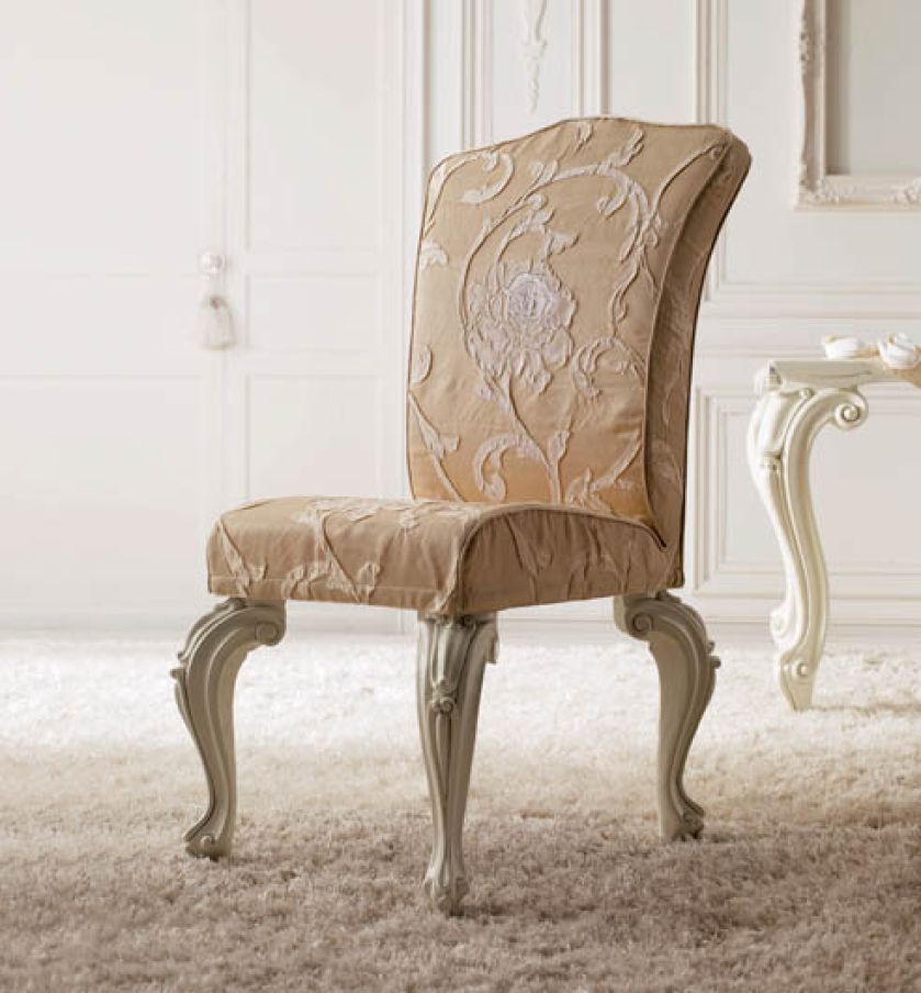 Lord od włoskiej firmy Giusti Portos z rzeźbionymi, lakierowanymi nogami, ok. 5600 zł. ART DE VIVE