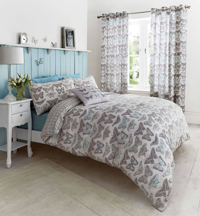 Kolekcja pościeli z błękitami jak na drewnianej boazerii, DEKORIA