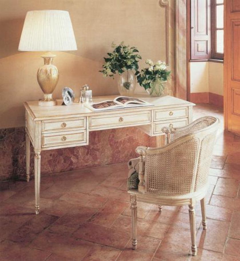 Drewniane biurko w kremowo-złotym wykończeniu - 9382 zł. Krzesło z oparciem z rafii - 4200 zł. KOLOSEUM