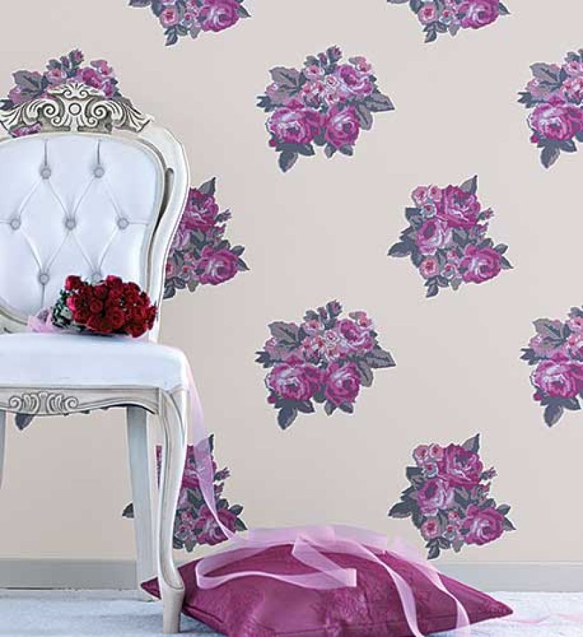 Kiedyś materiałami obijano pałacowe ściany. Do tych zwyczajów nawiązują tapety z kolekcji Flo. Cena - 162 zł/rolka. DECODORE