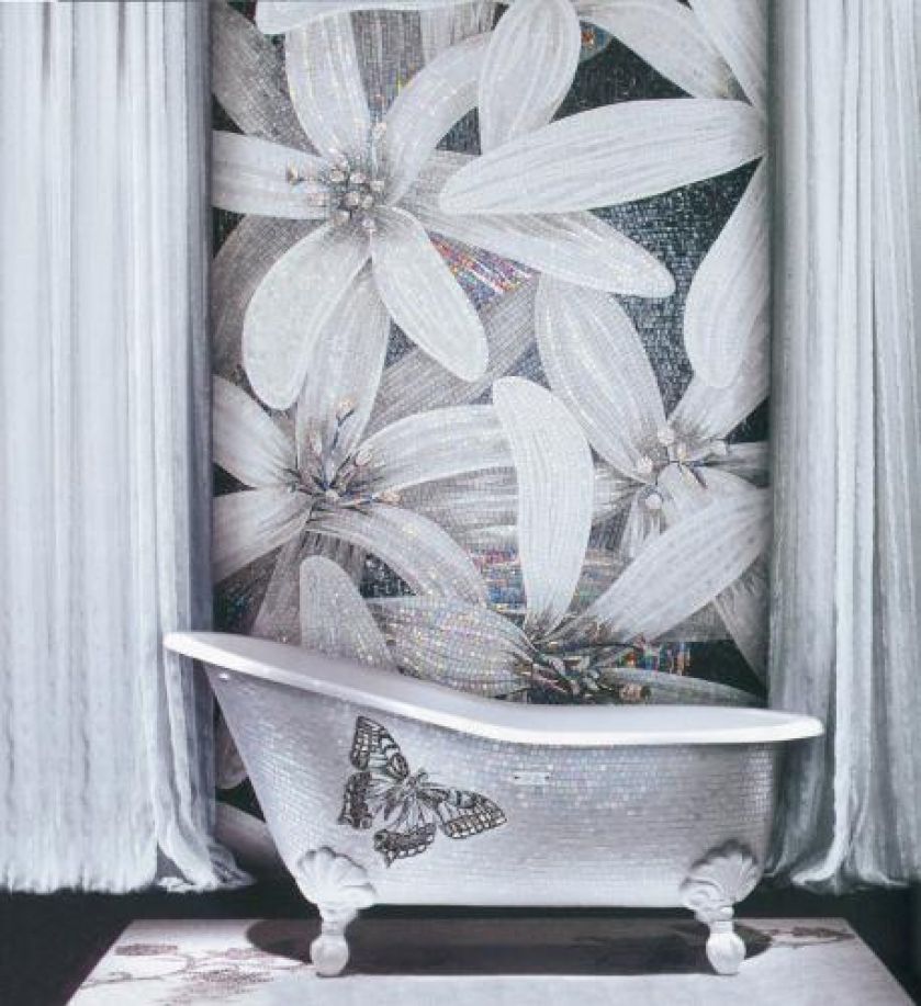 Sztuka mozaiki doprowadzona do perfekcji. Wanna z kolekcji Sultan, a na ścianie Flower Power – panel wielkości 150 x