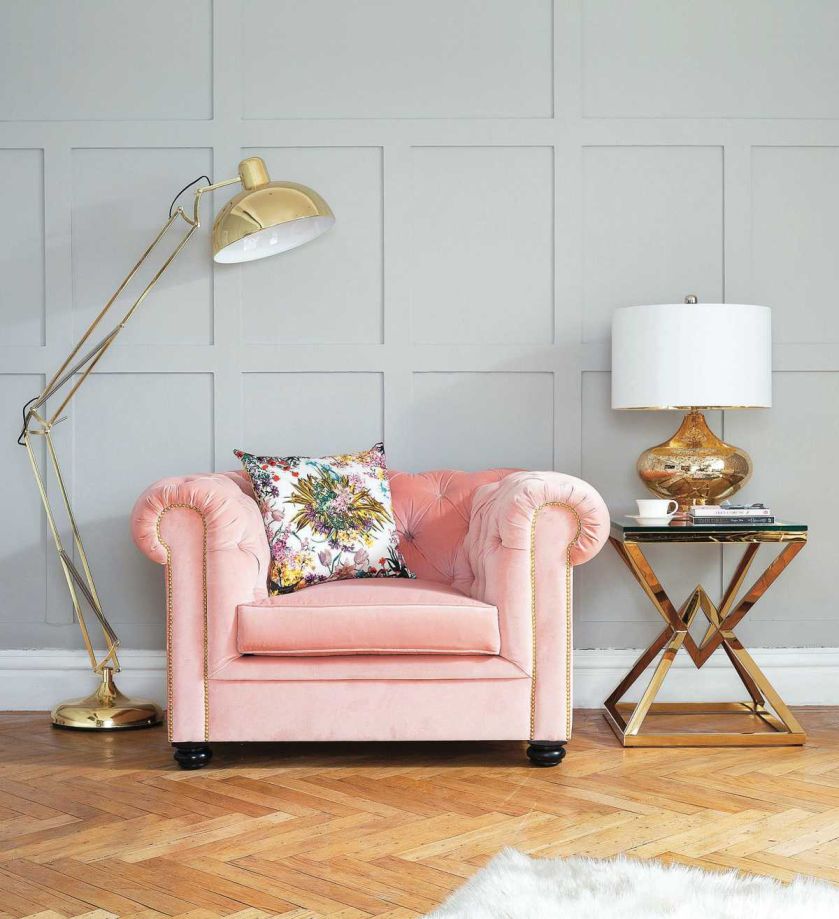 różowy fotel do salonu