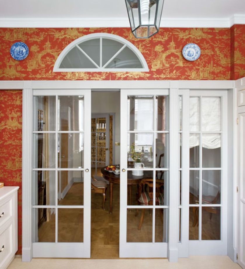 Jak w kamienicy z lat 30. Na ścianach pilastry, na sufitach plafony, w drzwiach oryginalne gałki, meble z londyńskich