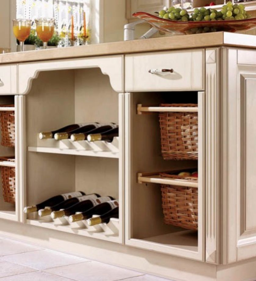 Wyspa kuchenna z winiarką i wysuwanymi koszami na warzywa - stylowa kolekcja Londyn. MEBEL RUST