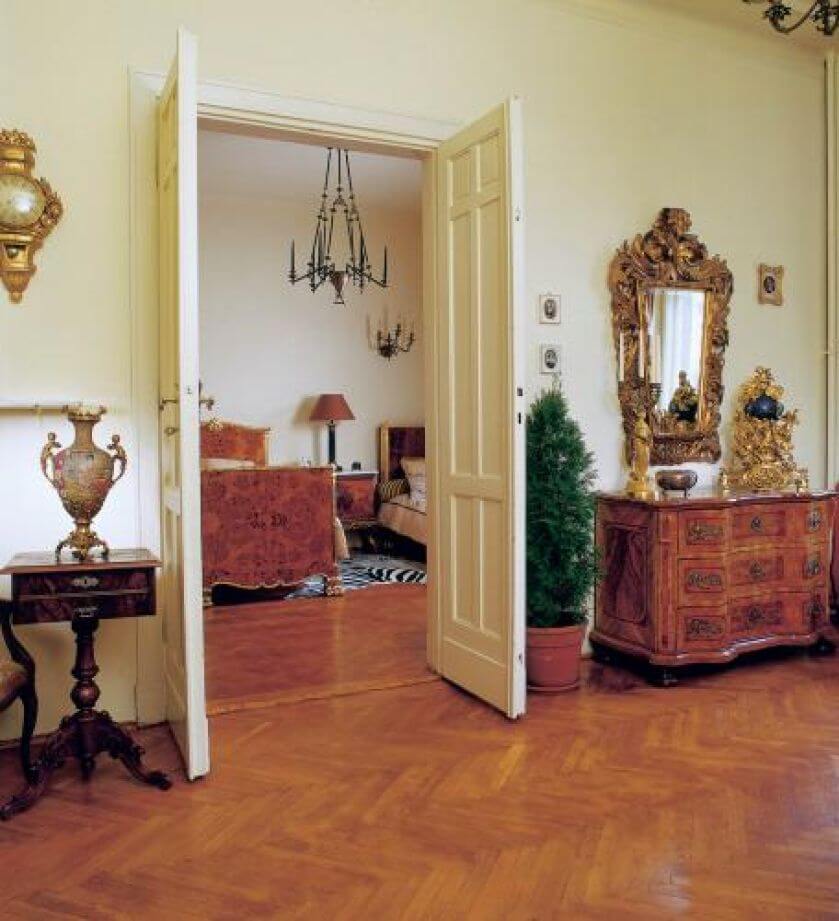 Z salonu do sypialni prowadzą dwuskrzydlowe drzwi.