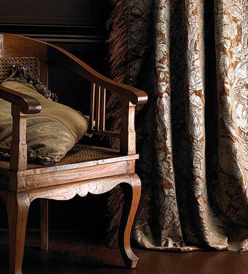 Ciężkie, ciemne, bogato zdobione zasłony pasują do stylowych mebli. Tkanina w kwiaty Brulesque kosztuje 313 zł/m2. FONZI