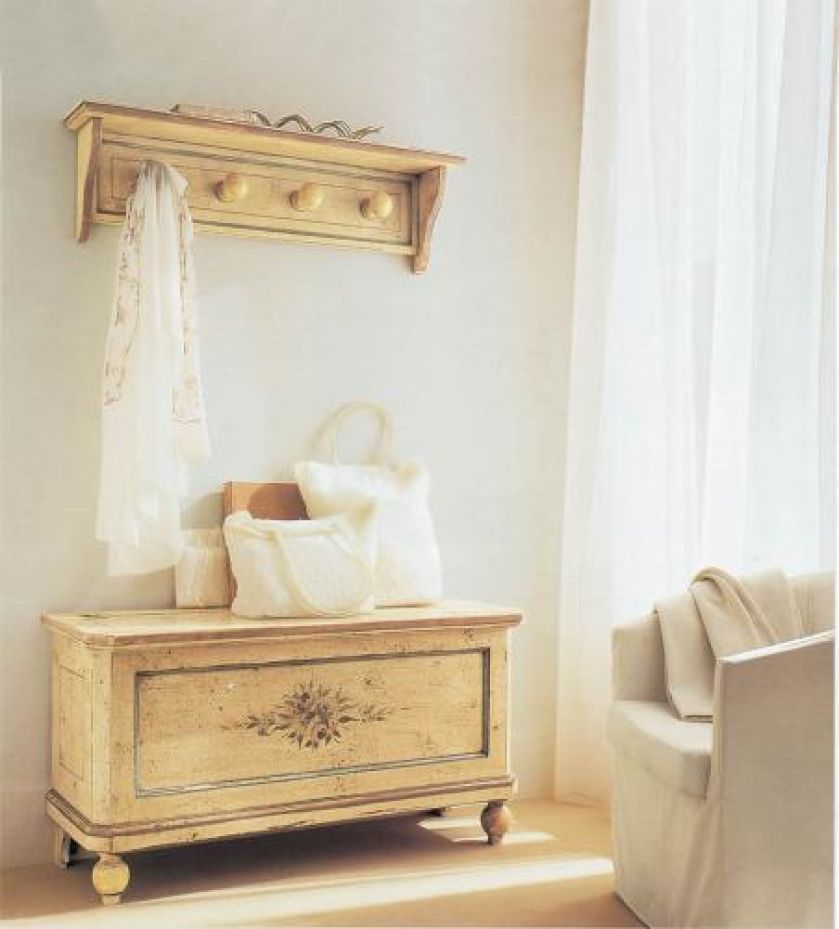 Starą skrzynię z powodzeniem można wykorzystać w korytarzu. Tutaj w komplecie z półką. Kolekcja Glamour. TONIN CASA