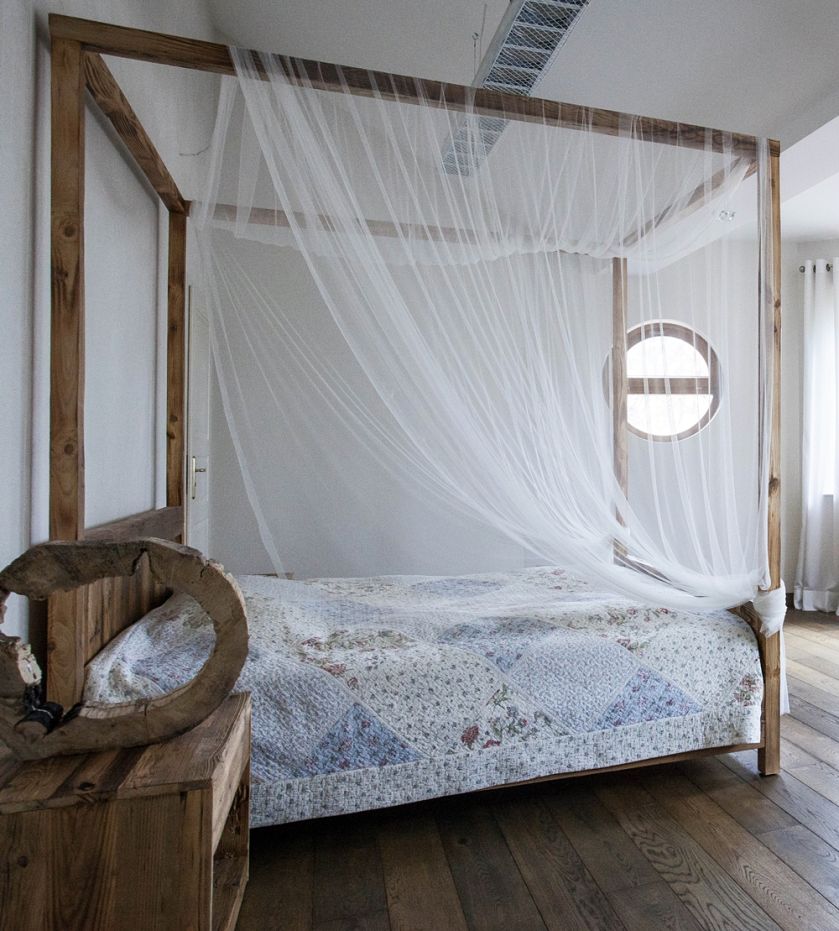 łóżko ze starego drewna