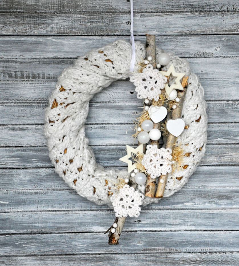 Piękne tradycyjne dekoracje bożonarodzeniowe zrobione na szydełku. Pomysłowy wianek świąteczny to także wspaniały pomysł na