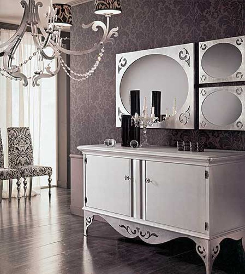 Komoda (do wyboru kolory: kość słoniowa, antyczny heban, błyszczące lub antyczne srebro) kosztuje 12 500 zł. Duże lustro w