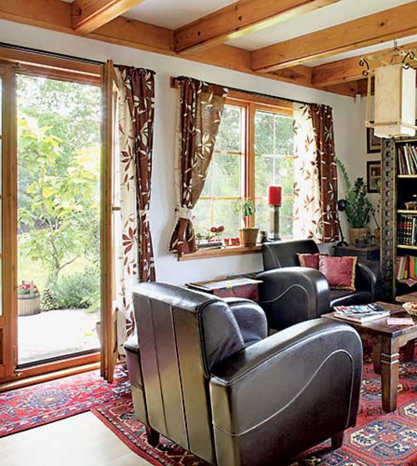 Kolonialny salon jest wyjątkiem w rustykalnym wnętrzu. Tak urządzone pokoje podpatrzyli podczas podróży i dobrze