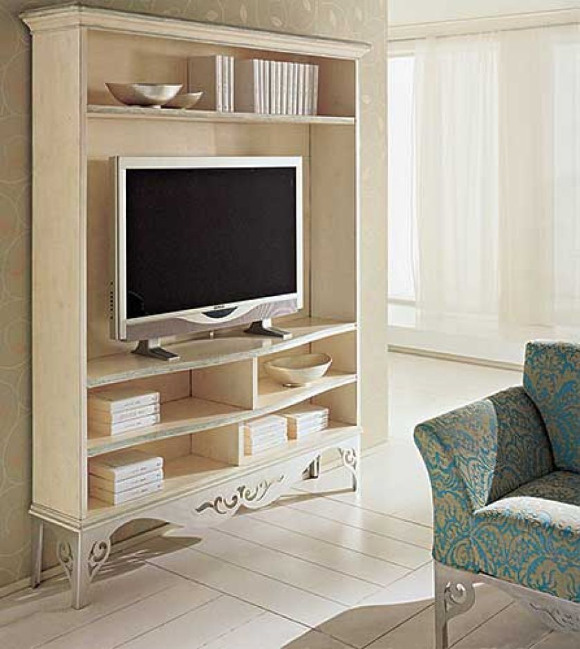 Metal i drewno - dobrana para. Tutaj na nóżkach z kutej blachy stoi drewniana biblioteczka. Cena - 13 800 zł. INTER-COMODO