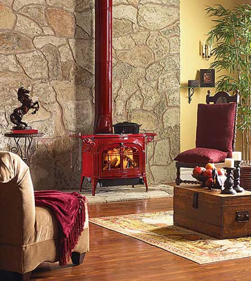 W naszym klimacie nawet w kolonialnym wnętrzu konieczne jest ogrzewanie. Żeliwny piec sprawdzi się w