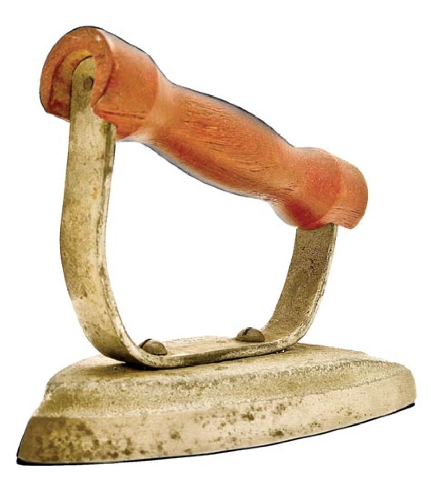 Żelazko z drewnianą rączką, fot. shutterstock.com