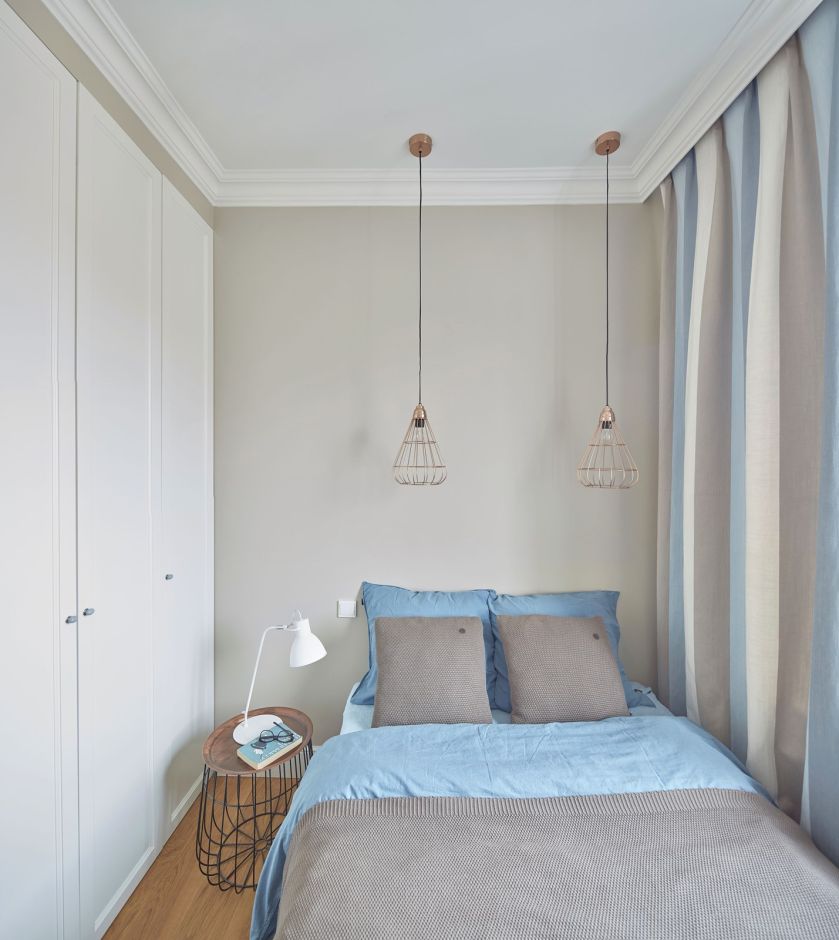 Trochę po skandynawsku, trochę po francusku, dużo błękitów i bieli. Od razu widać, że to kobieca kawalerka.