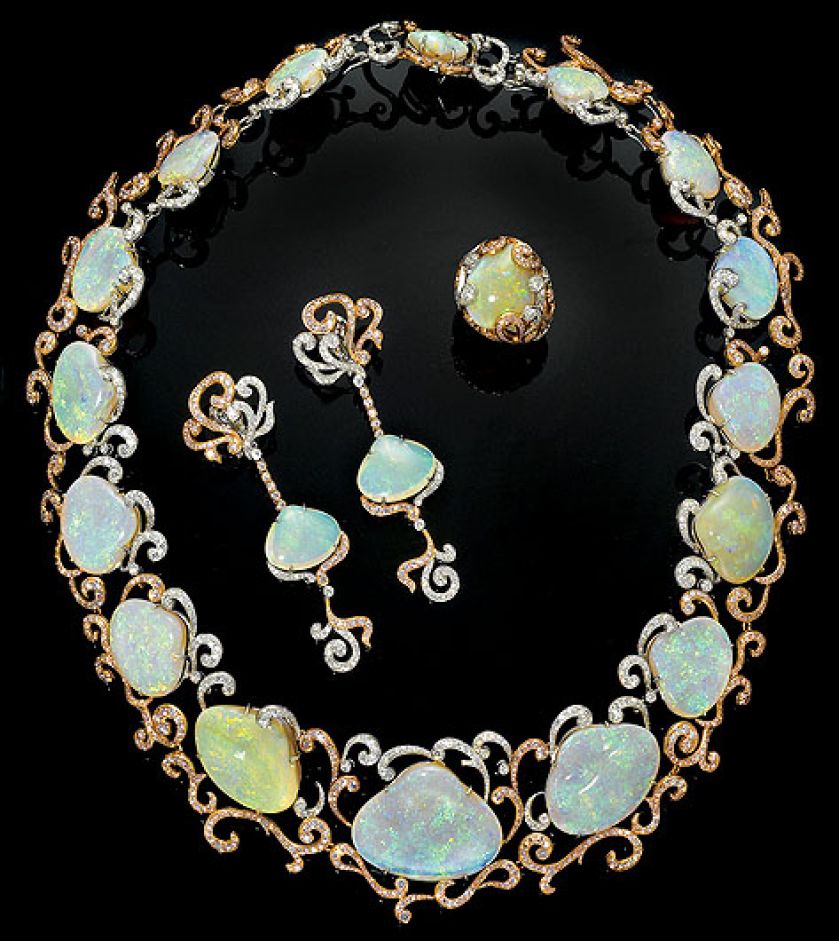 Wspomnienie oceanu : opale kryształowe – muszelki i różowe diamenty, bonhams.com