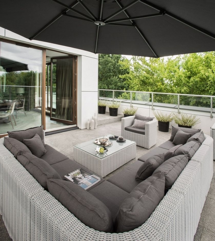 Położony w sercu Warszawy, 160-metrowy luksusowy apartament jest nowoczesny i bardzo elegancki. Monochromatyczne wnętrze z