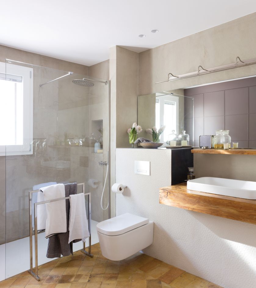 Drewniany blat w łazience nawiązuje do rustykalnego charakteru domu.