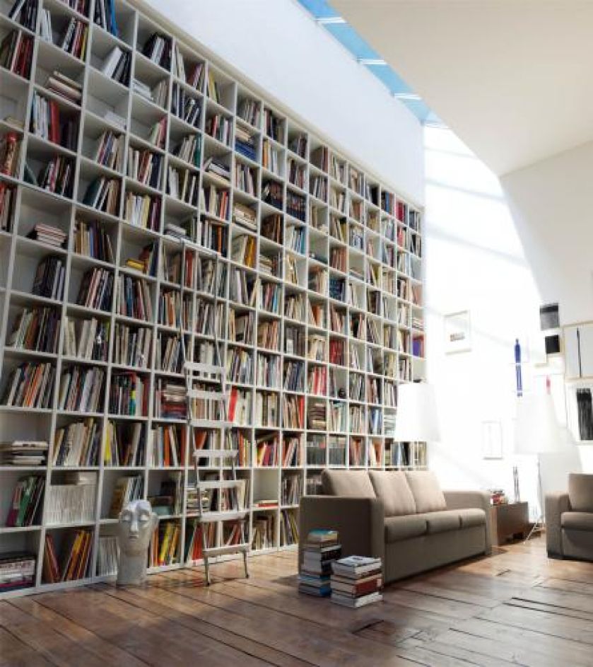 Studimo-1 firmy Interluebke. Półki można zamówić w różnych kolorach. Regał na zdjęciu (349 x 256 x 35 cm) kosztuje