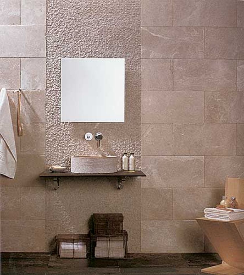 Różne faktury kamienia, a jednak pełna harmonia. Umywalka Navona Abujardama Crema (cena około 6000 zł), ściana pod lustrem z