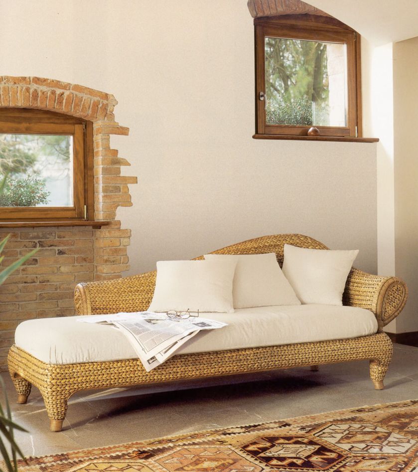 Leżanka Charlotte wykonana z dwóch rodzajów trawy i naturalnej tkaniny. Fabryka Roberti Rattan. INTERSTYLE