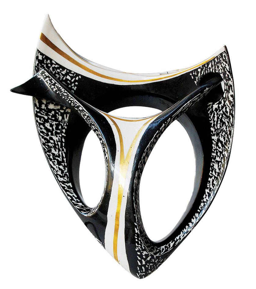 Wazon ścienny z białej porcelany, natrysk czarną farbą, technika drapana wytwórnia porcelany Steatyt