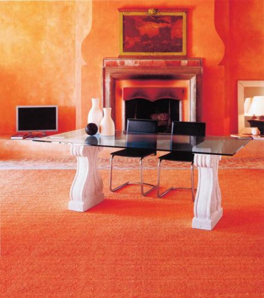 Liczy się nie tylko kolor. Głównym bohaterem tego wnętrza jest niebanalny stół. COLOMBOSTILE