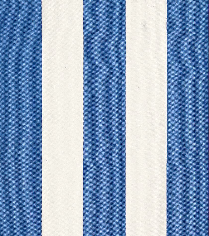 Modne tkaniny w oknach, na stole i kanapie