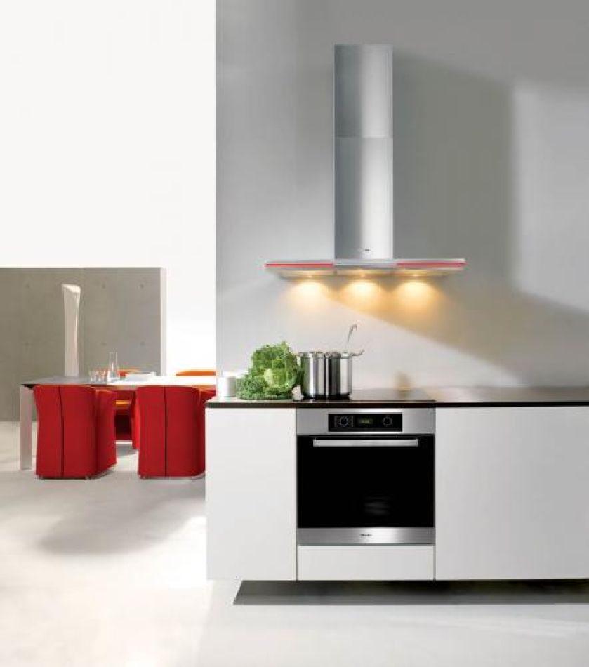 Elektroniczny piekarnik z grillem, systemem PerfectClean i CleanGlass – 8990 zł, z matą wyciszającą