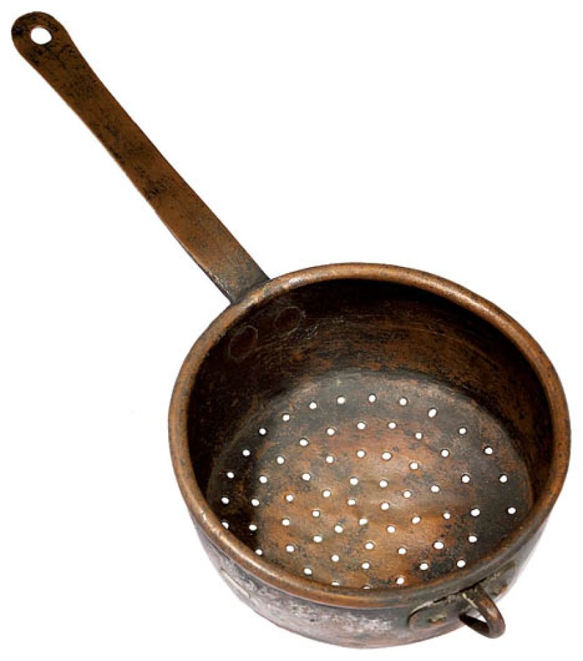 Durszlak blaszany, okres międzywojenny, Muzeum Historyczne Miasta Krakowa, fot. A. Wojtuń/Green Carrot.