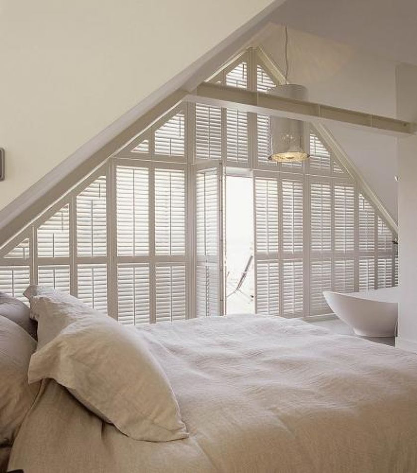 Niepowtarzalną grę światła zapewnią białe drewniane shuttersy z ruchomymi lamelami. Cena - 55 000 zł. JASNO SHUTTERS