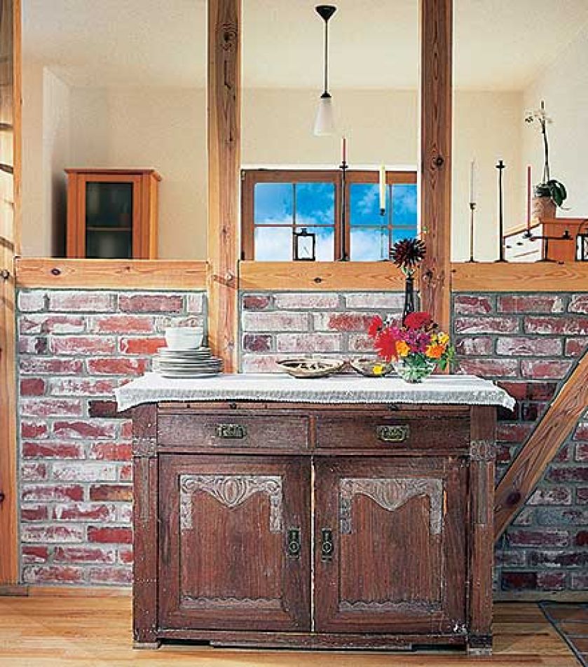 Dziewiętnastowieczne kredensy i szafki w kuchni – po tym, jak wygoniono z nich kołatki i trochę tylko odnowiono, by