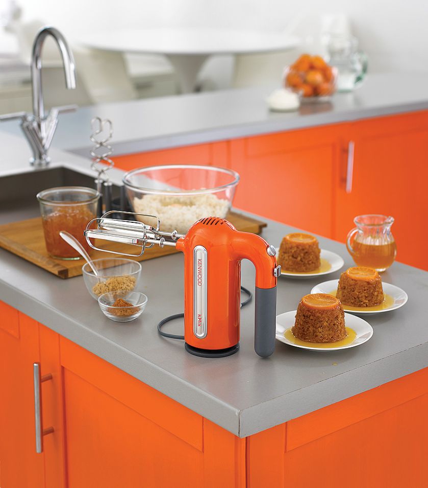Nowoczesna kuchnia, ale sprzęt agd kolorowy i w stylu retro.