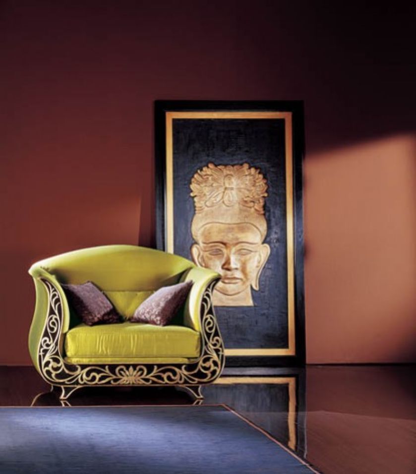 Fotel firmy Roberto Ventura może być wykończony lakierem matowym, spękanym, płatkami złota lub srebra. Kosztuje