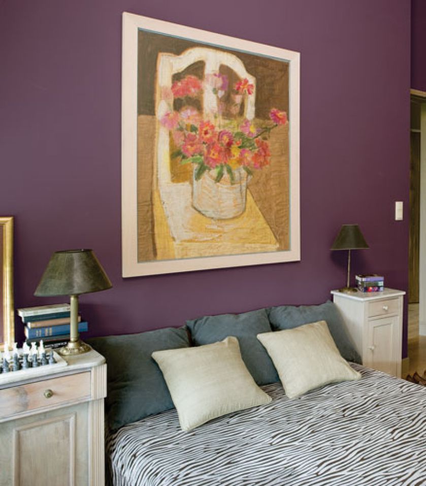 Dzięki kolorom i obrazom powstało wnętrze tak przytulne, że nawet beton nie wygląda surowo.