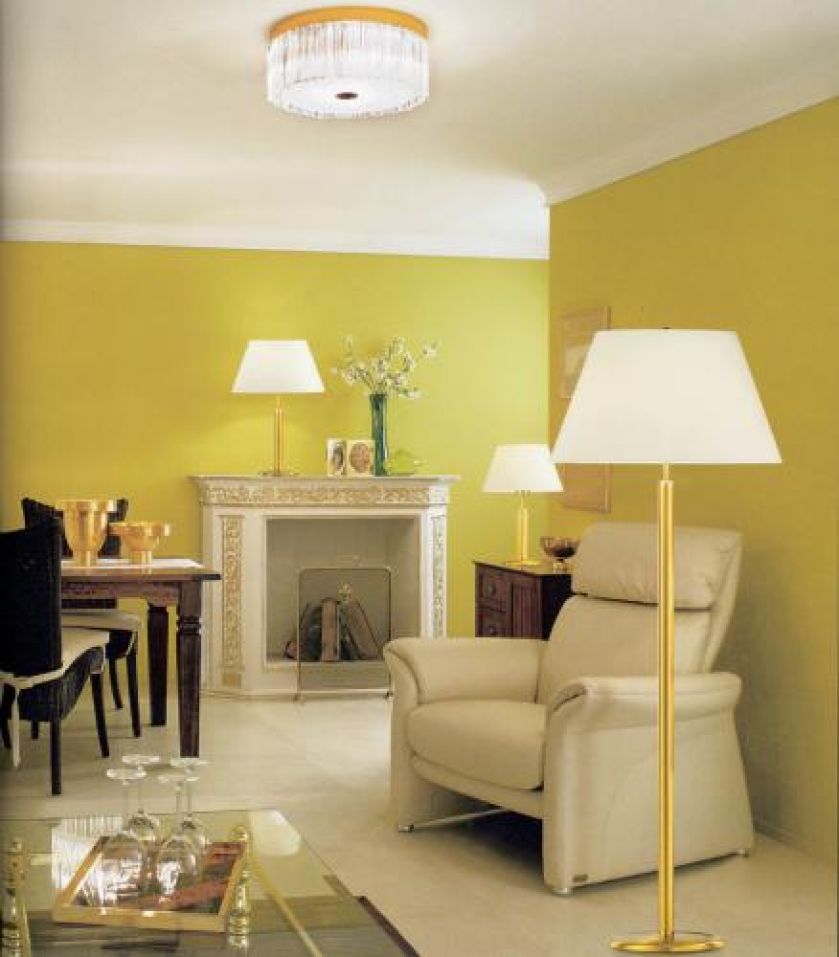 Lampy firmy Bankamp to połączenie matowanego na złoto mosiądzu z błyszczącymi dodatkami i delikatnymi abażurami.