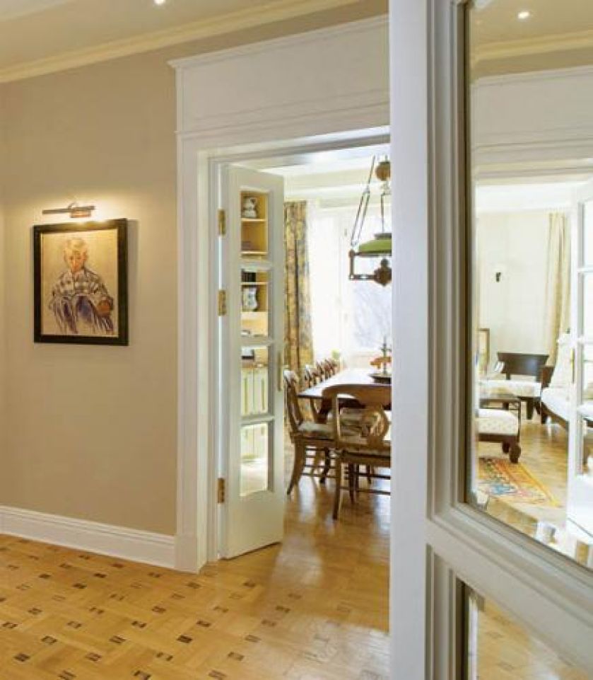 Przeszklone drzwi. Apartament w kamienicy na Powiślu