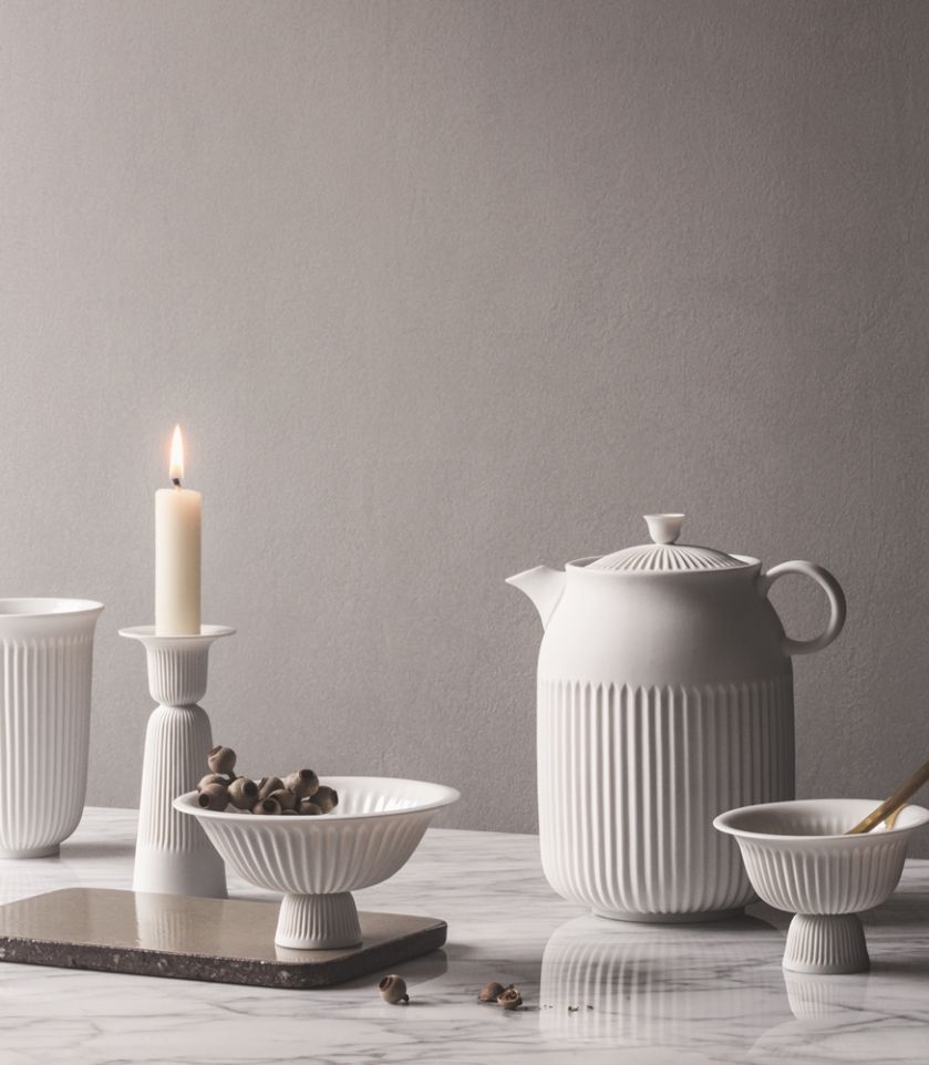 dzbanek i filiżanki do herbaty