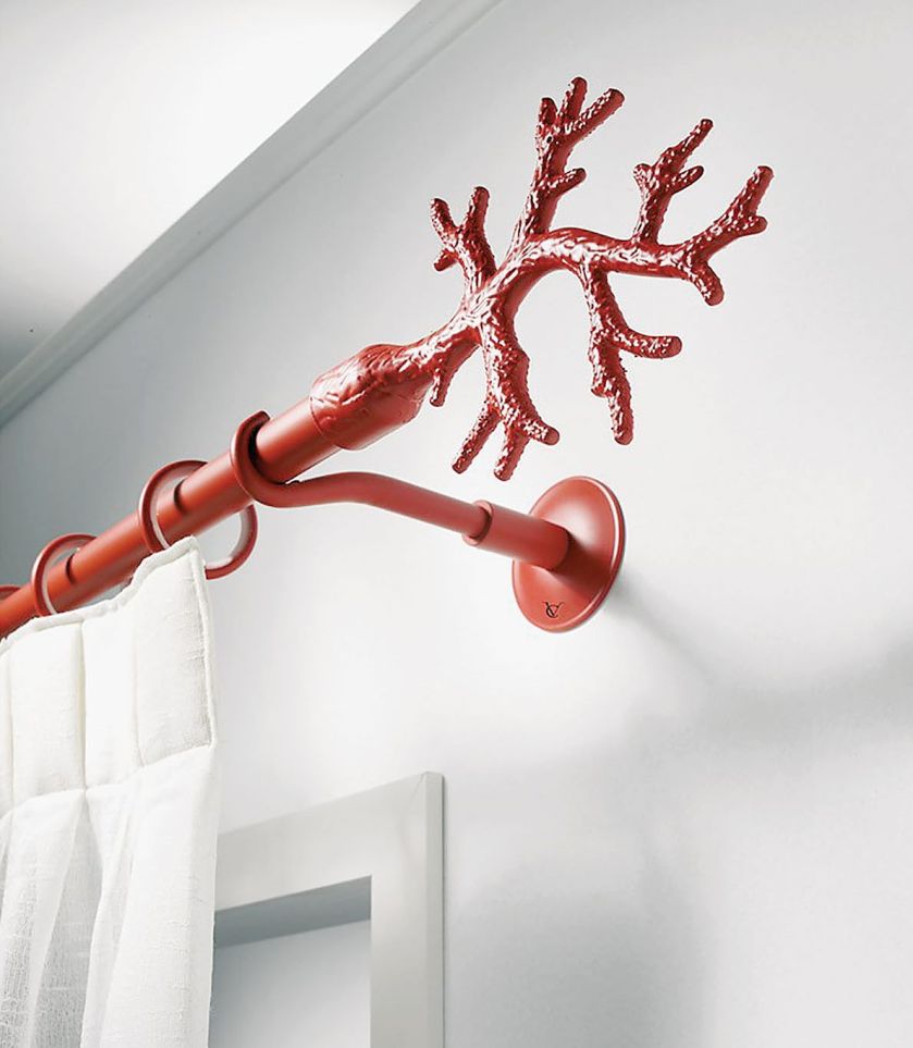 W modnym kolorze koralowym, karnisz Cora z wykończeniem w kształcie krzaczka koralowca.