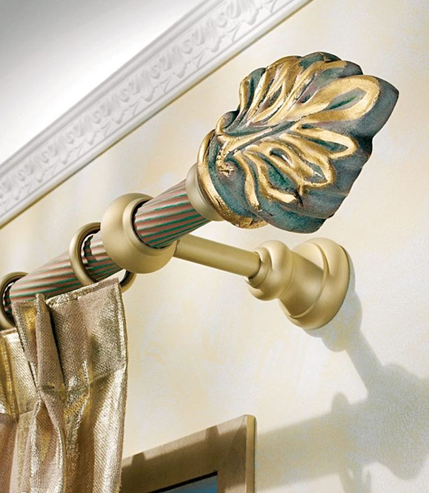 Patynowany zielenią model Maya. Dekoracje okien: chwosty, pasmanterie i ozobne karnisze